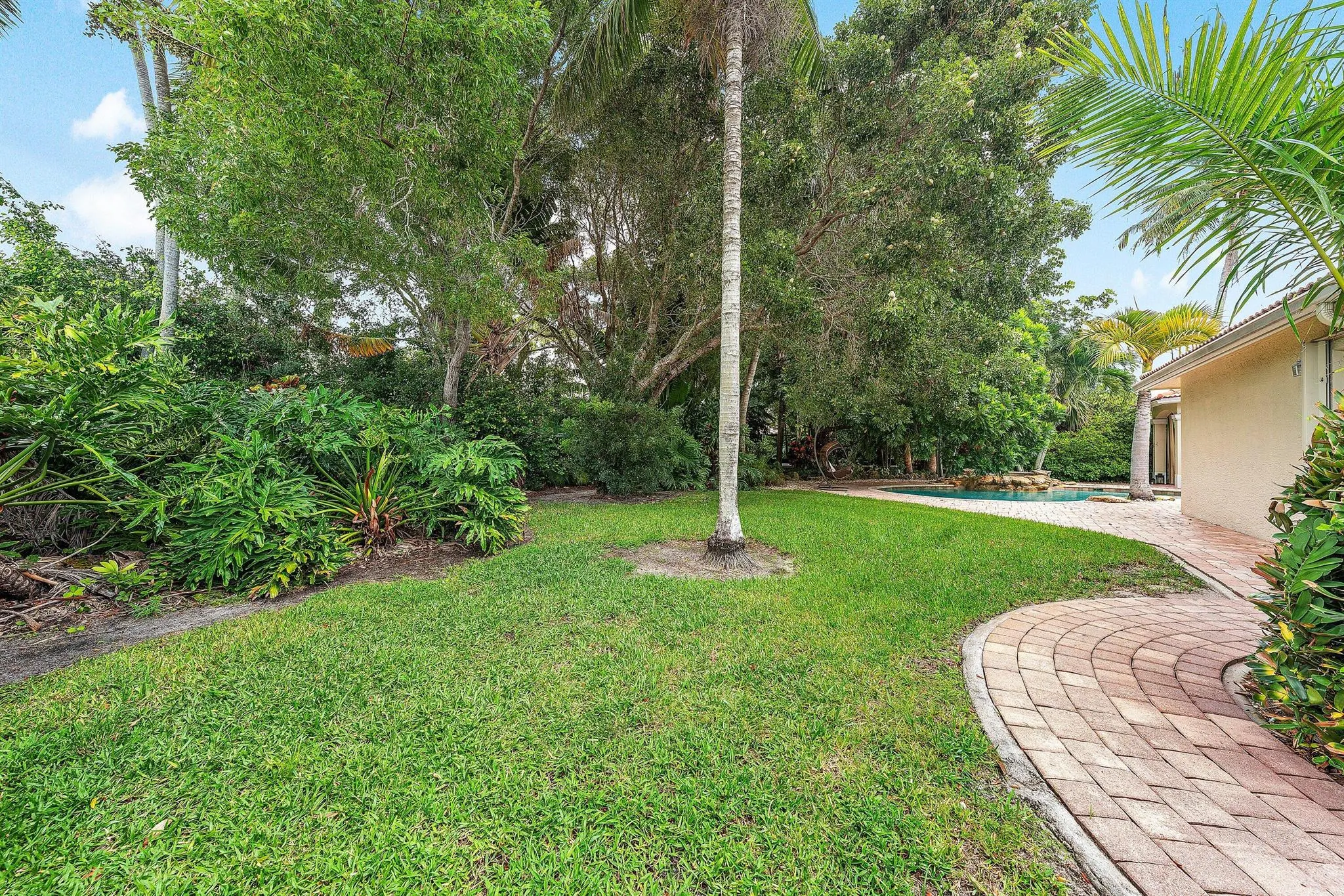 589 N Country Club Drive