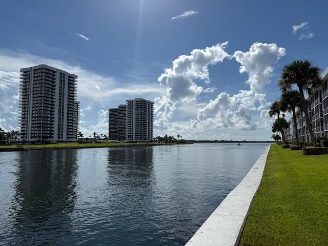 20 Yacht Club Drive, #403