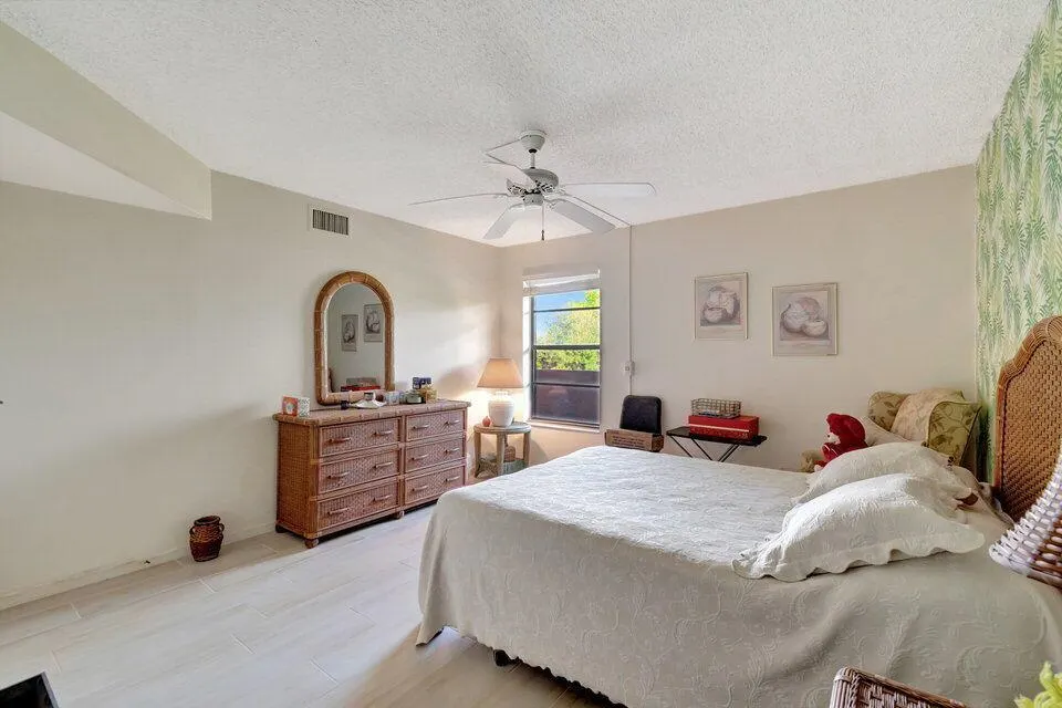 555 Banyan Tree Lane, #302