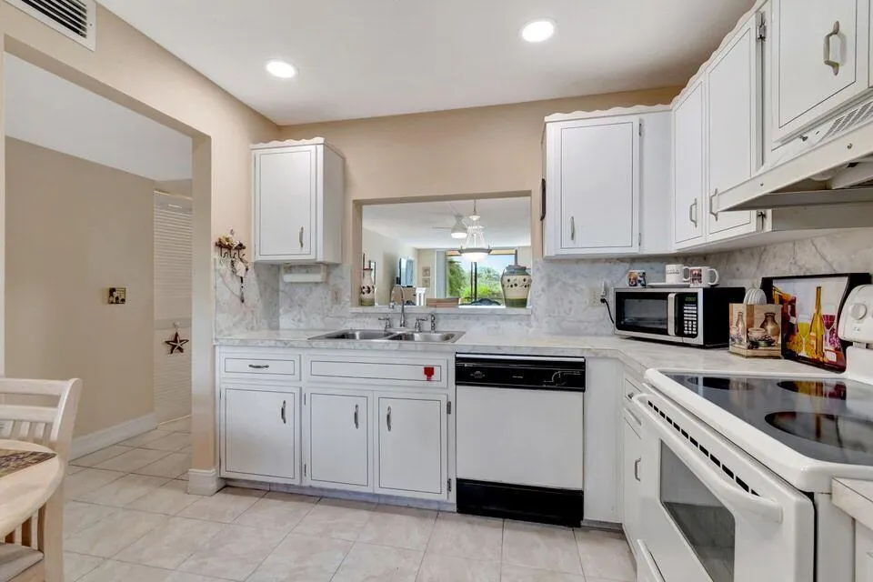 555 Banyan Tree Lane, #302