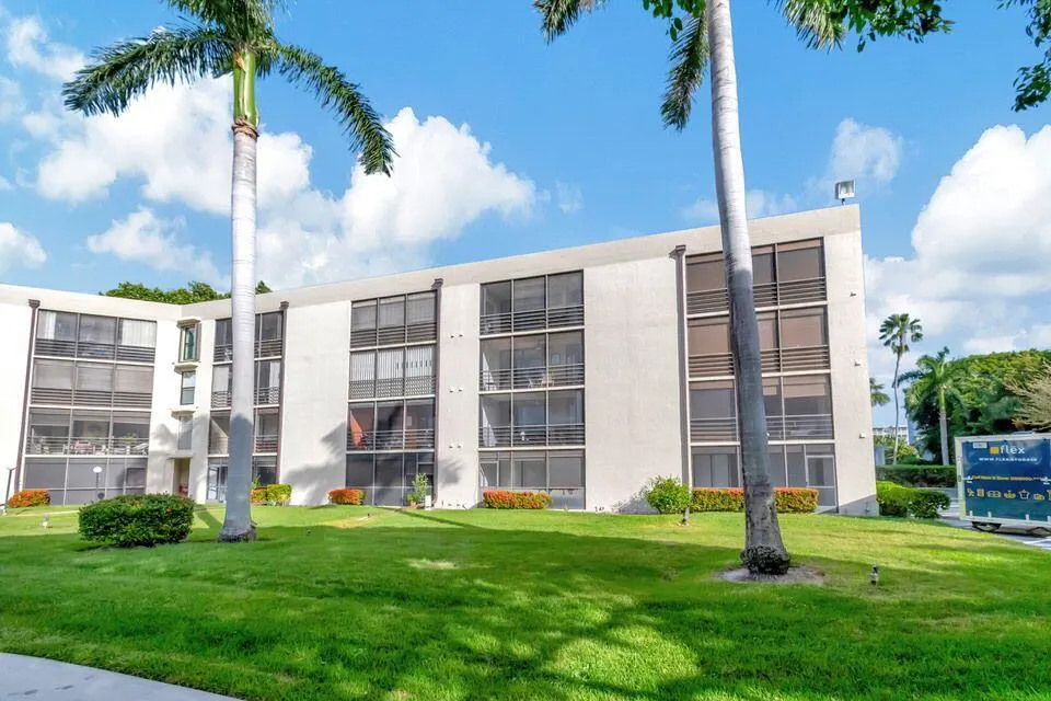 555 Banyan Tree Lane, #302