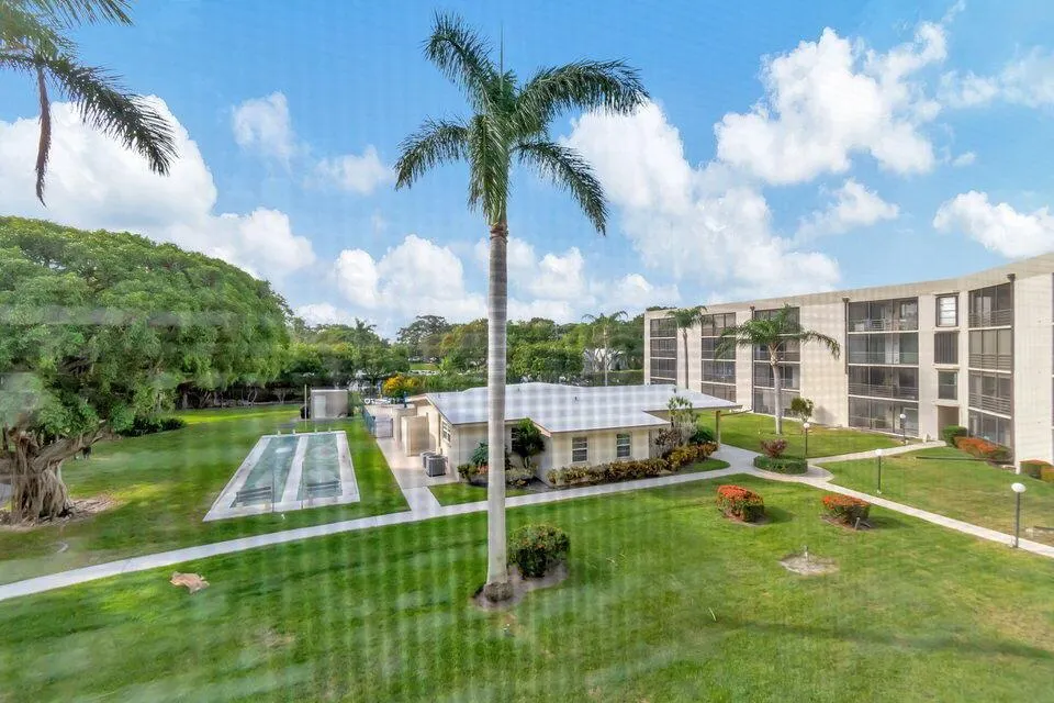 555 Banyan Tree Lane, #302