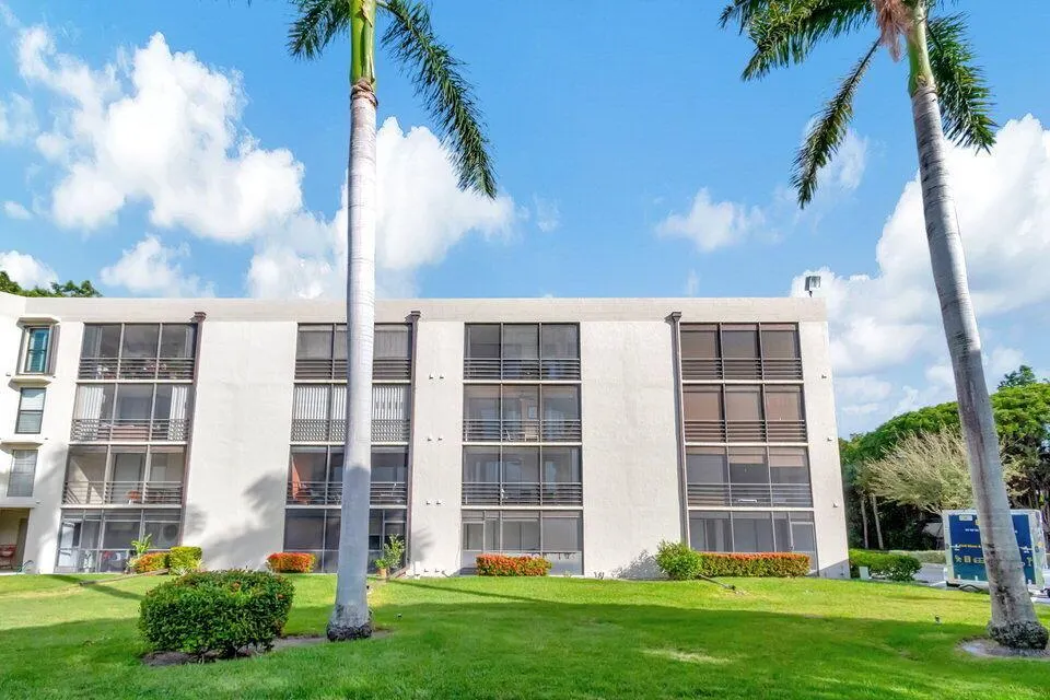 555 Banyan Tree Lane, #302