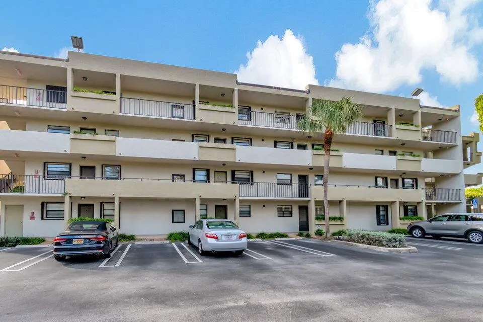 555 Banyan Tree Lane, #302