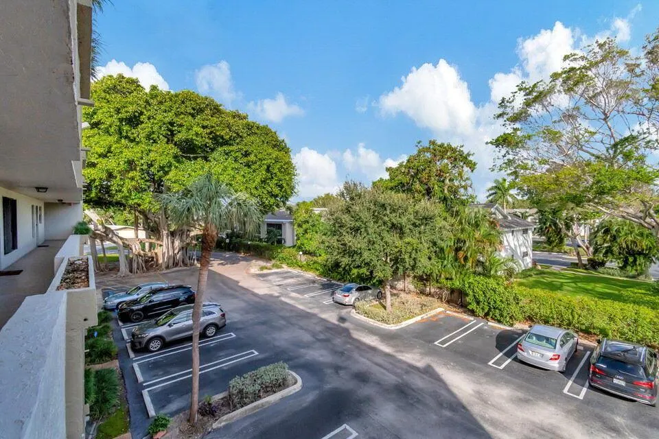555 Banyan Tree Lane, #302