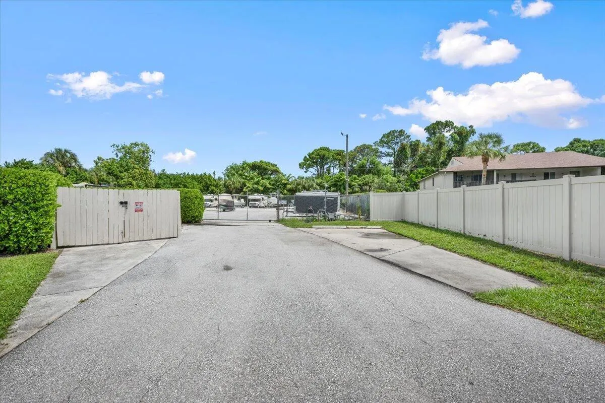 6489 Chasewood Drive E, #E