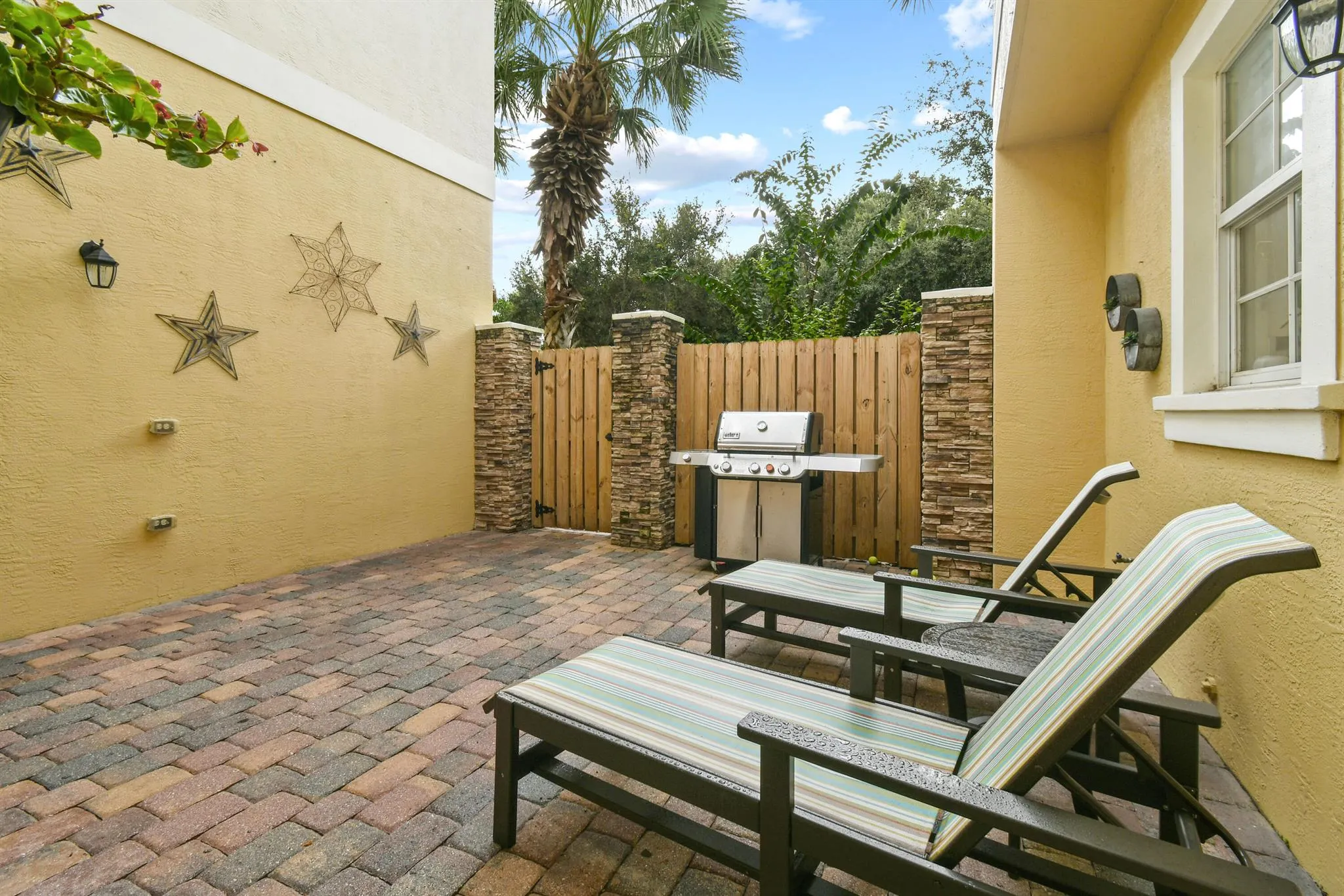 102 Lismore Lane