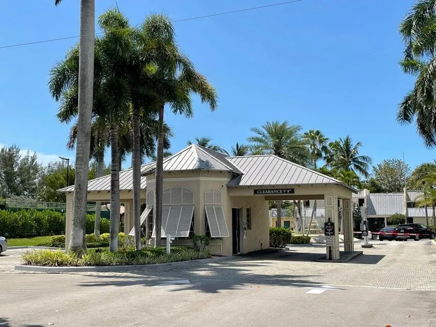 22 Royal Palm 5040 Way, #504