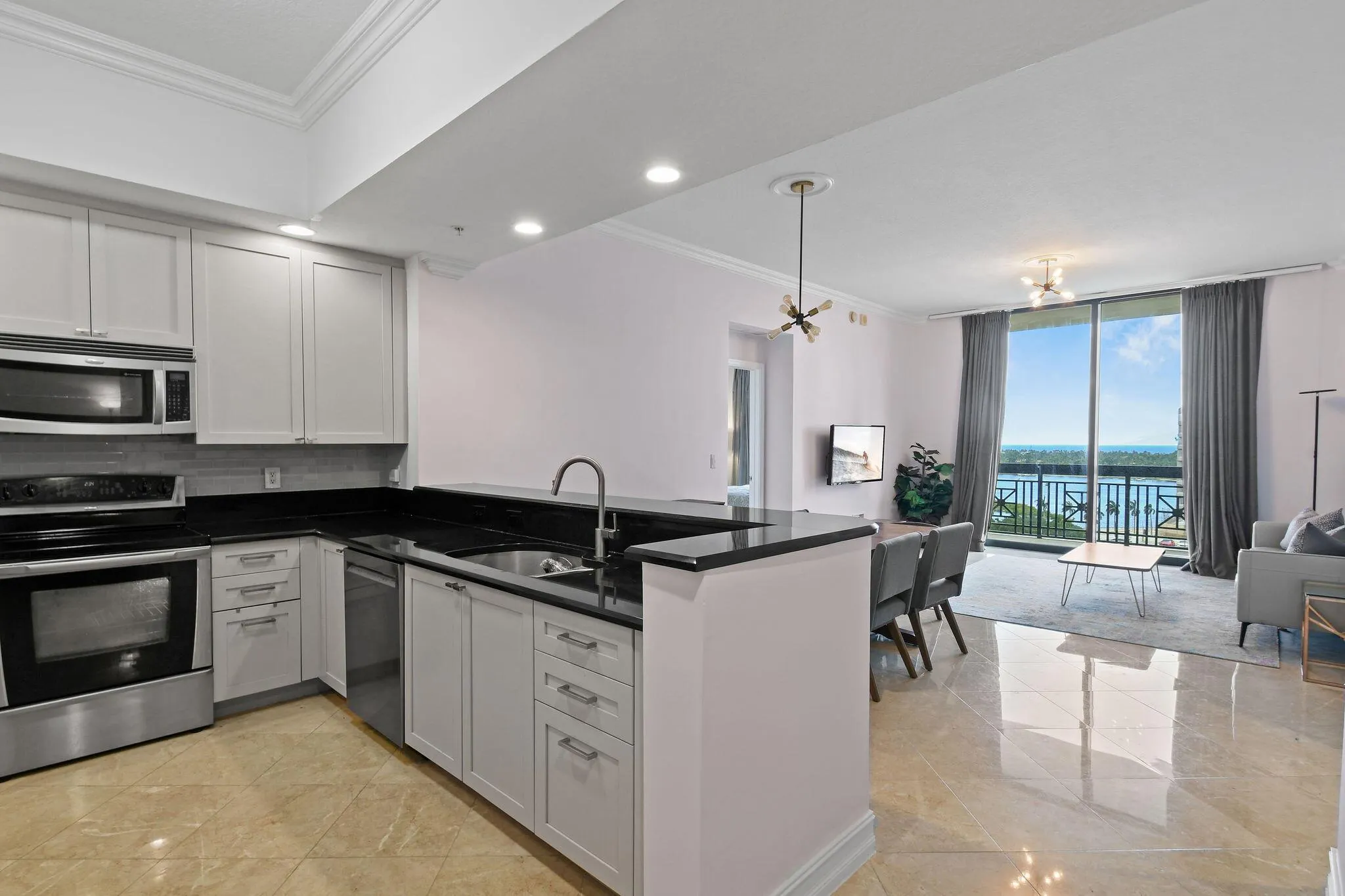 701 S Olive Avenue, #818