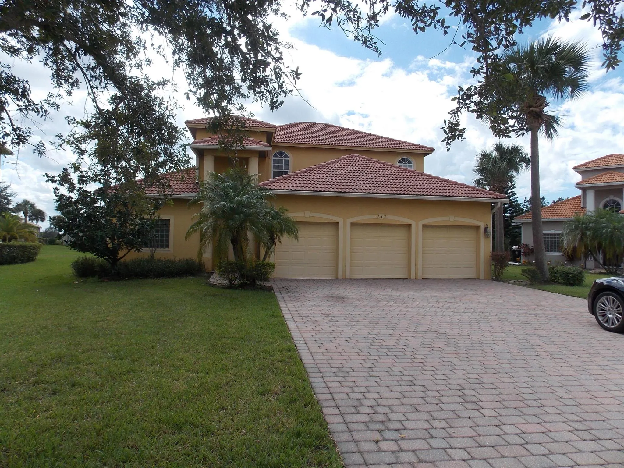 323 NW Sheffield Circle
