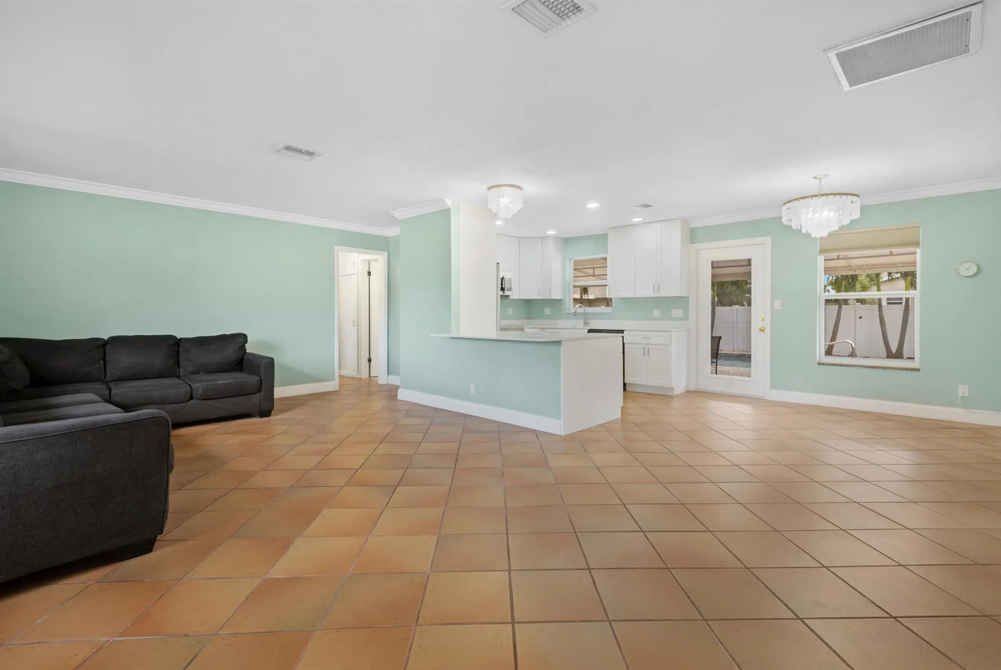 912 SE 8th Court