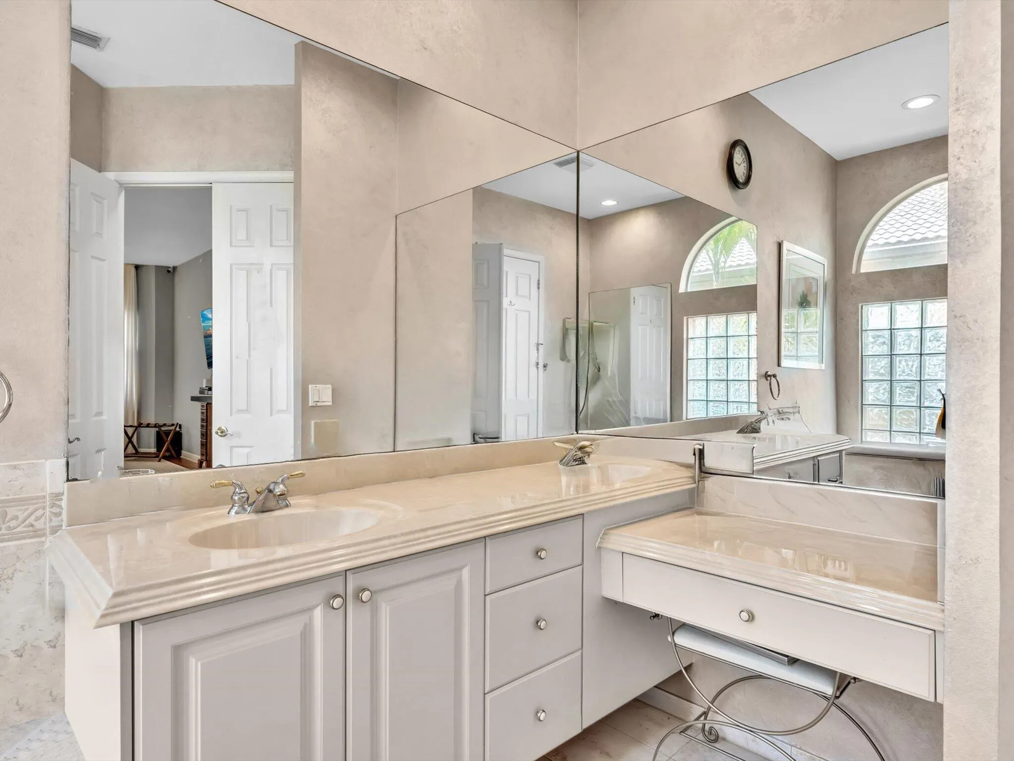 6419 Stonehurst Circle