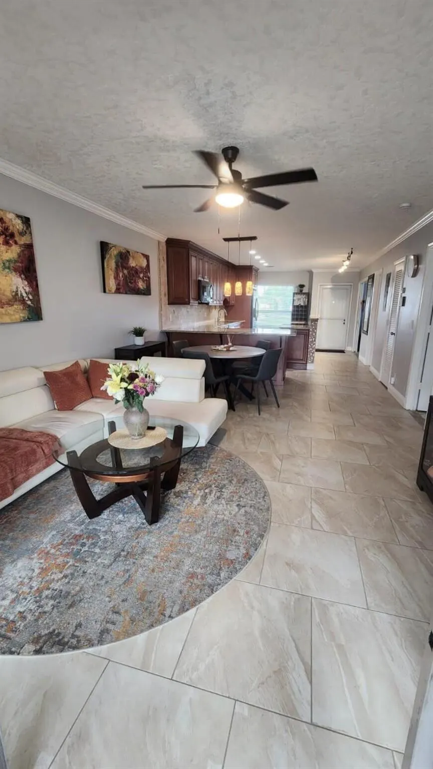 1040 N Palm Lane, #C