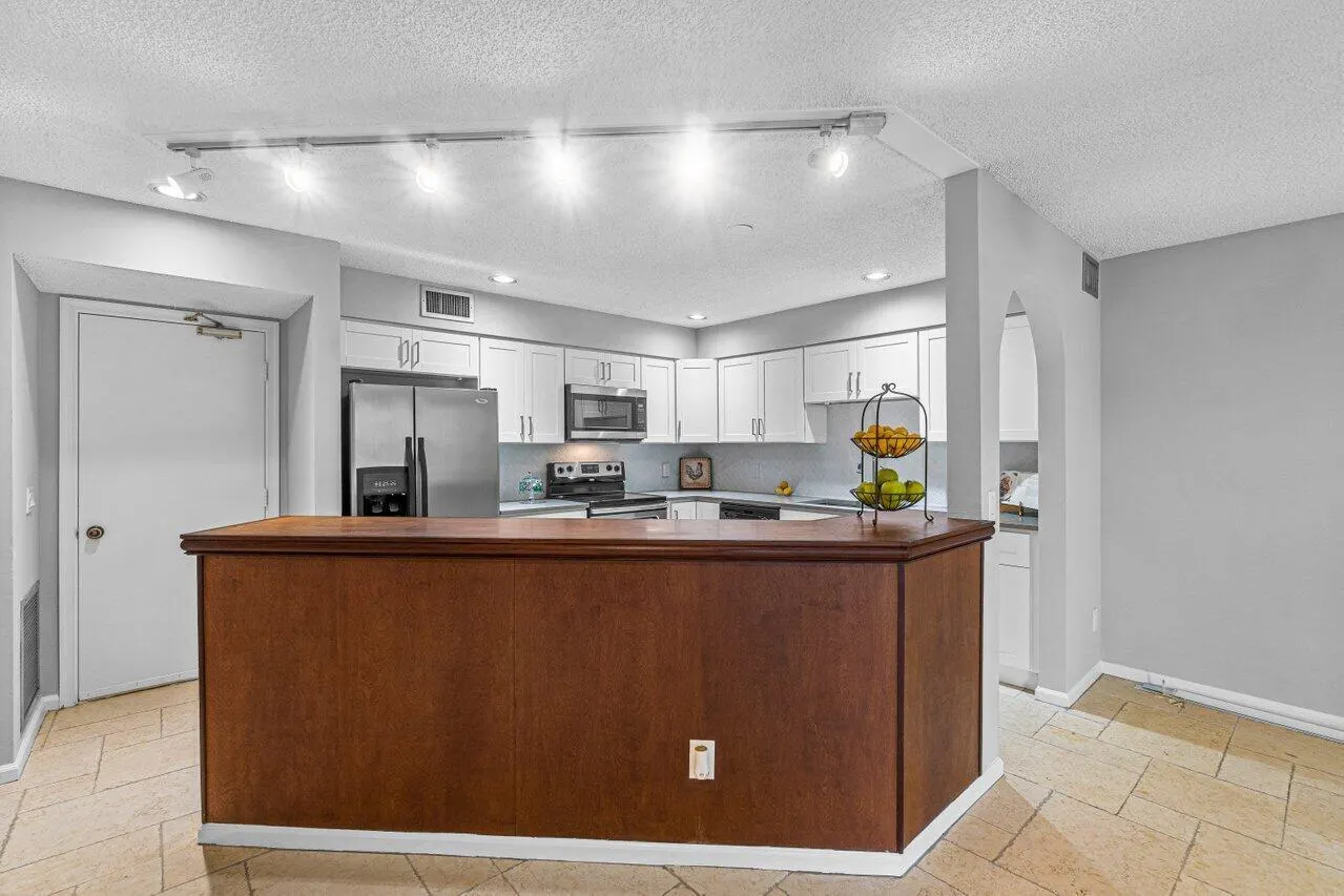 5540 Coach House Circle, #B