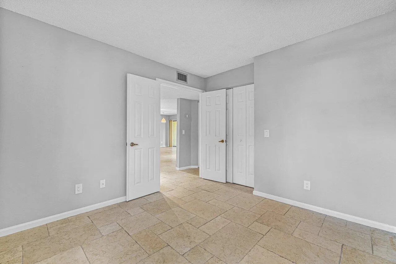 5540 Coach House Circle, #B