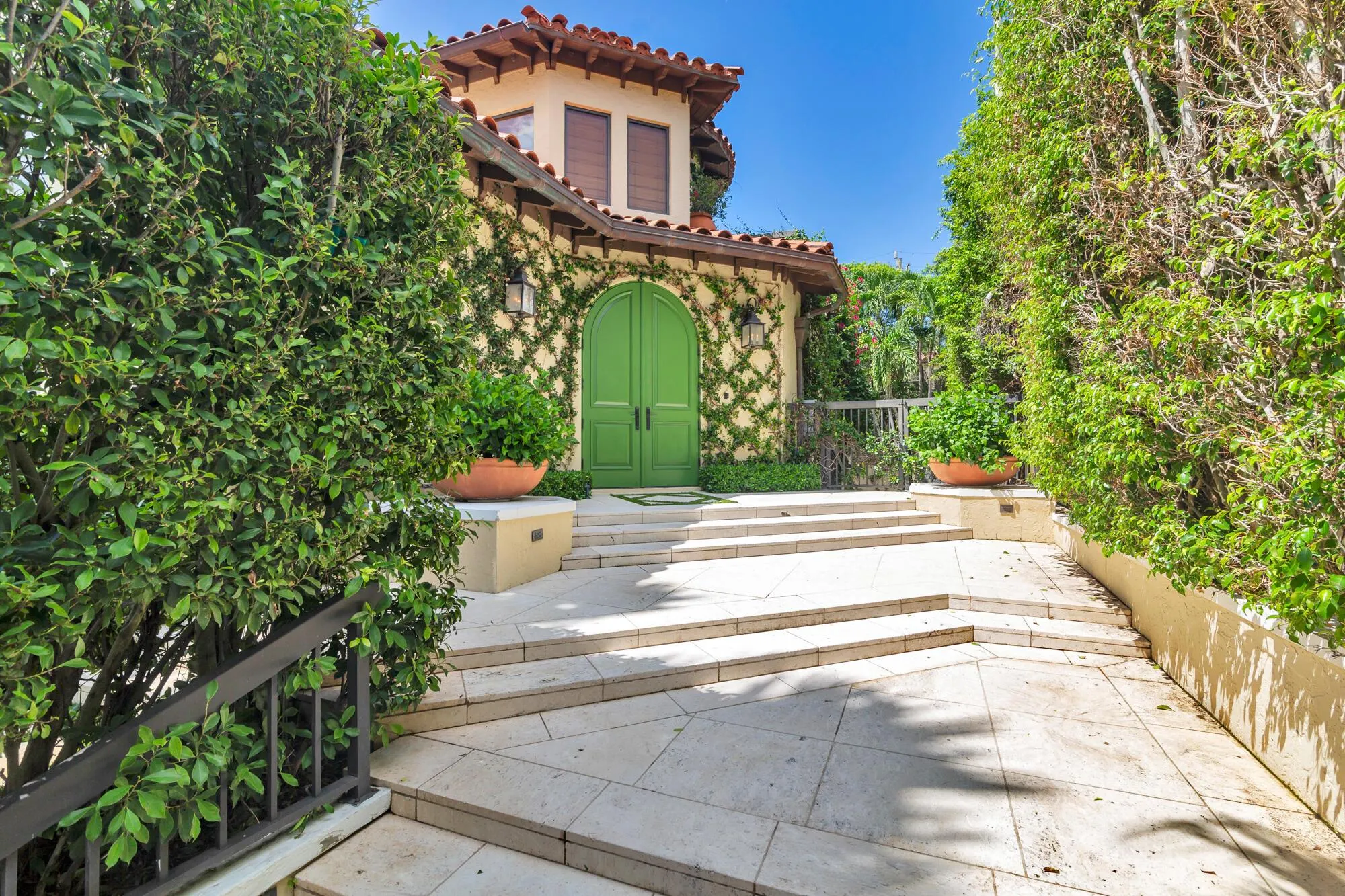 255 Everglade Avenue