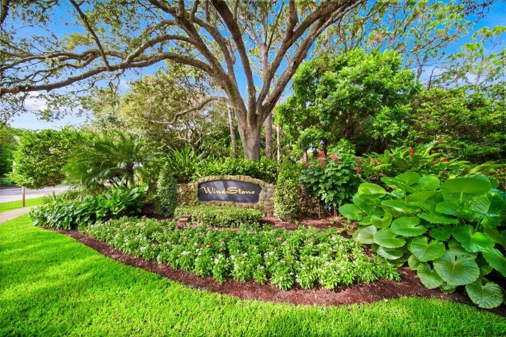 119 SW Lake Rush Court