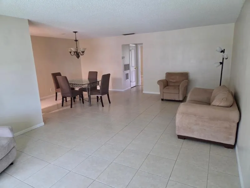 7205 W Oakridge Circle