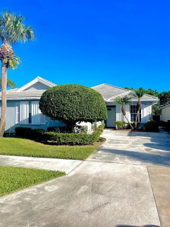 304 NW Bentley Circle
