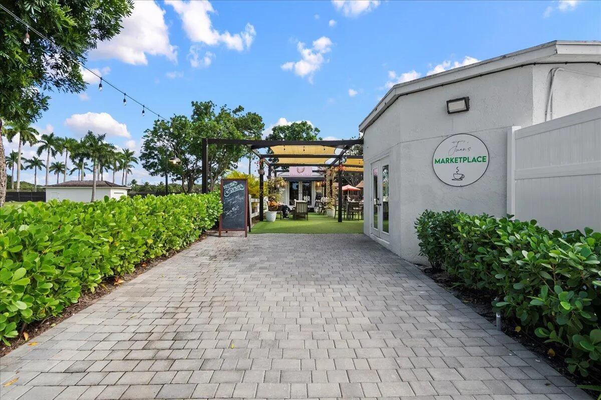 11863 Wimbledon Circle, #428