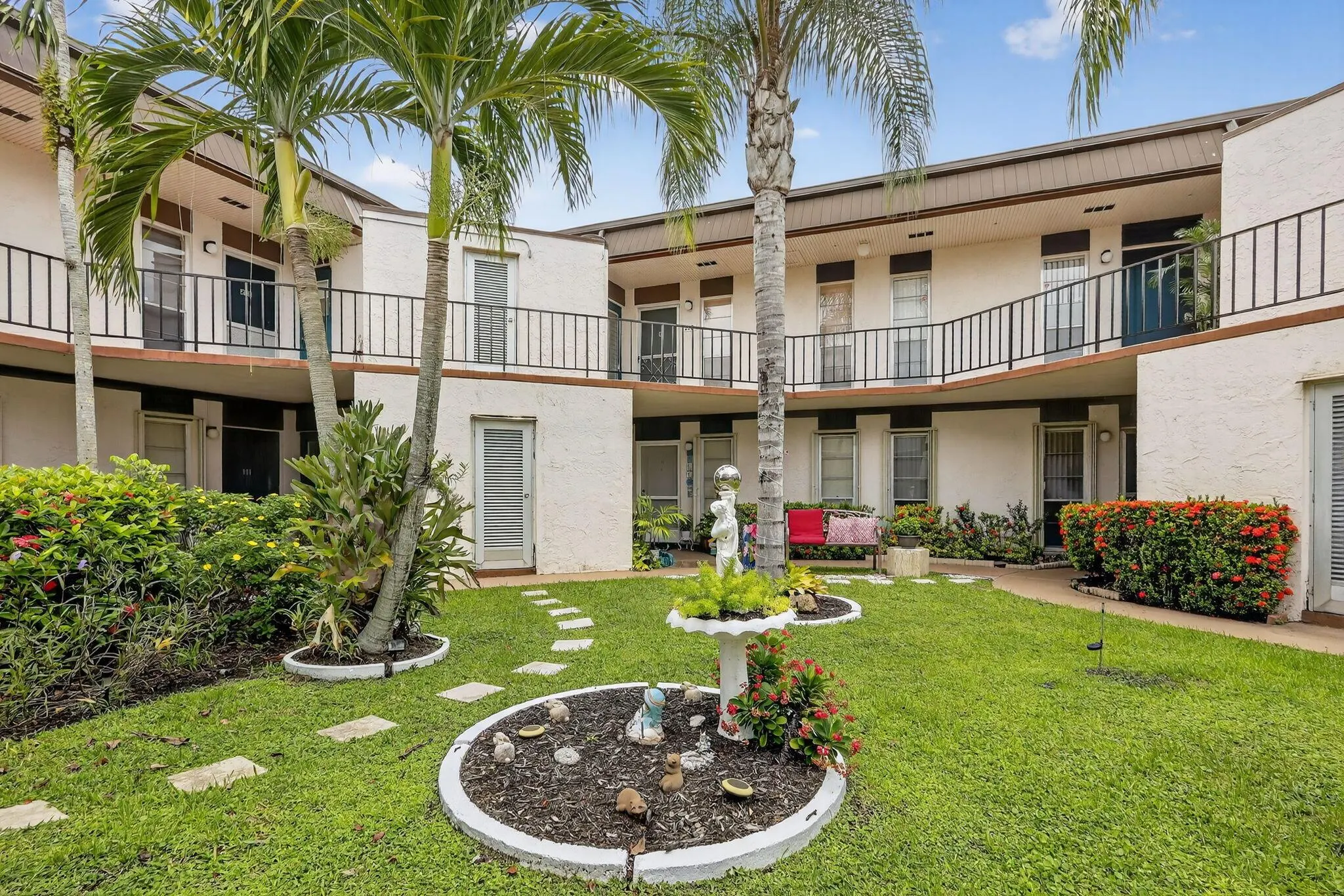 6 Greenway Village N, #210