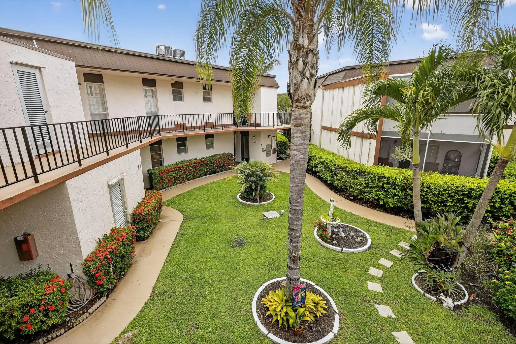 6 Greenway Village N, #210