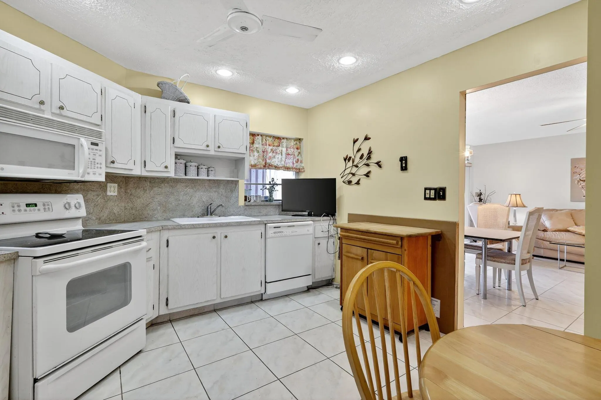 6 Greenway Village N, #210