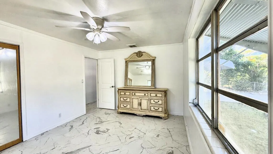 802 Lytle Street, #Main