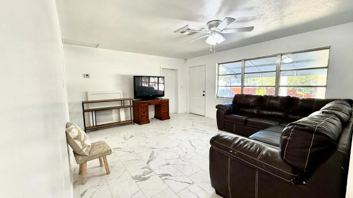 802 Lytle Street, #Main