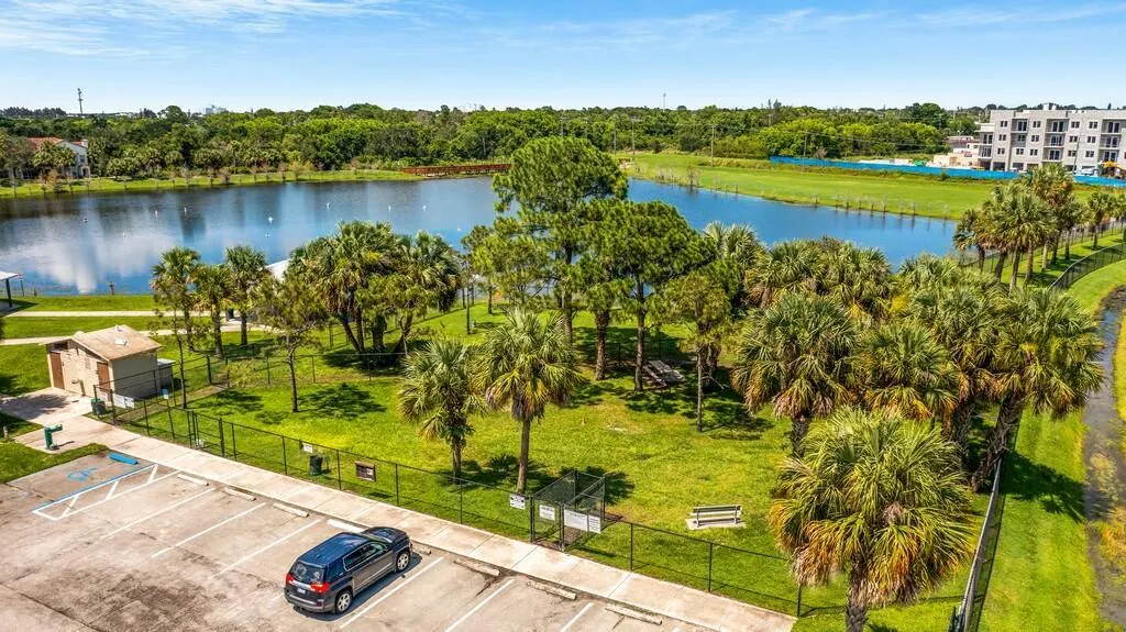 373 SE Sea Hunt Way