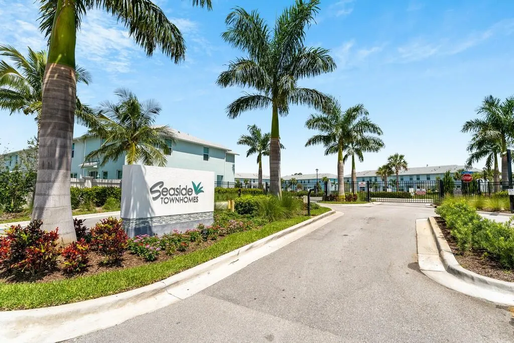 373 SE Sea Hunt Way