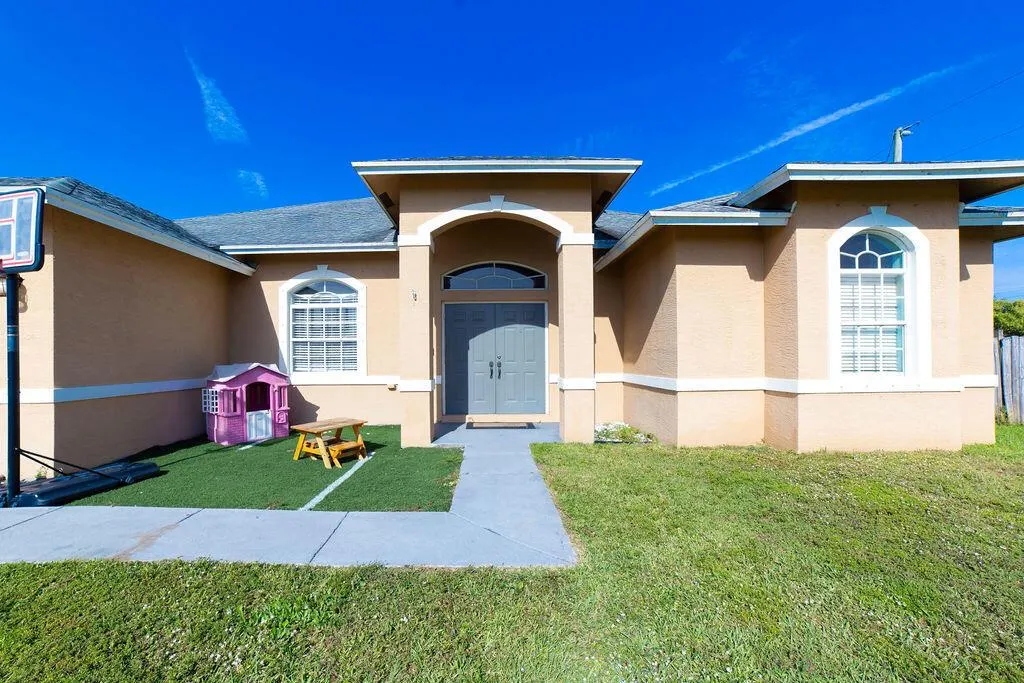901 SW Versailles Avenue