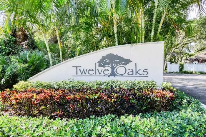 1660 Twelve Oaks Way, #207