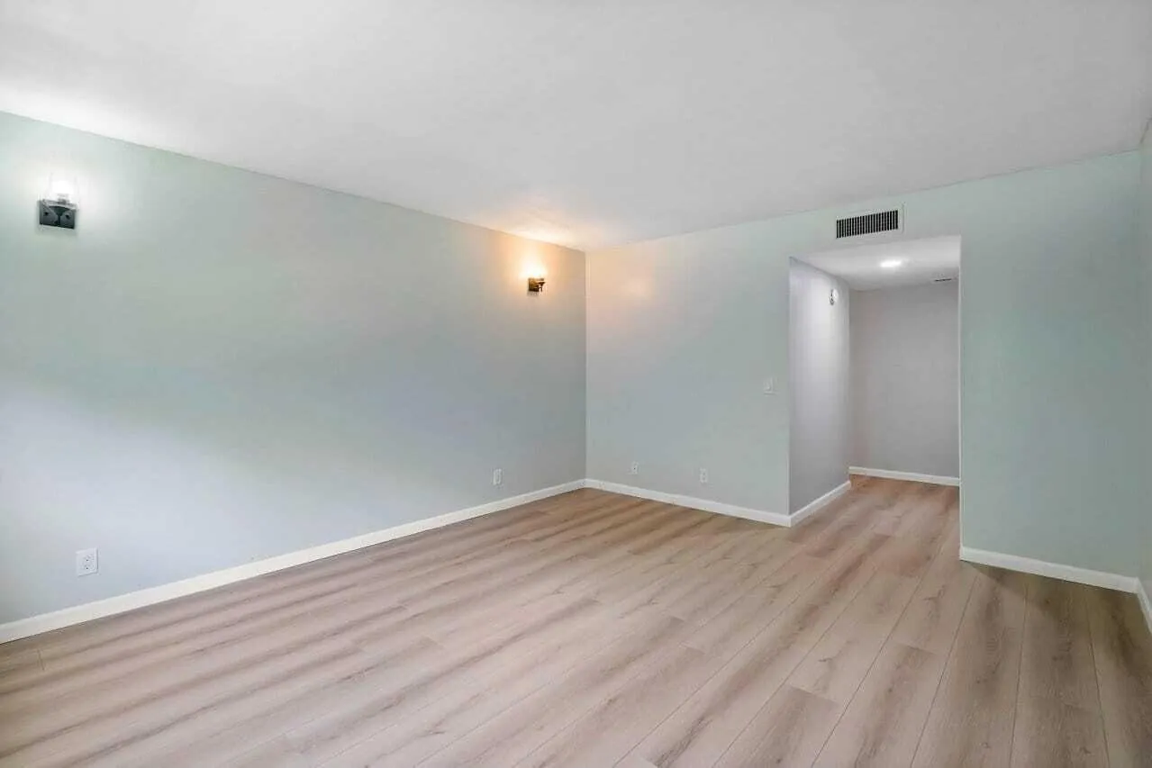 341 Lakeview Drive, #203