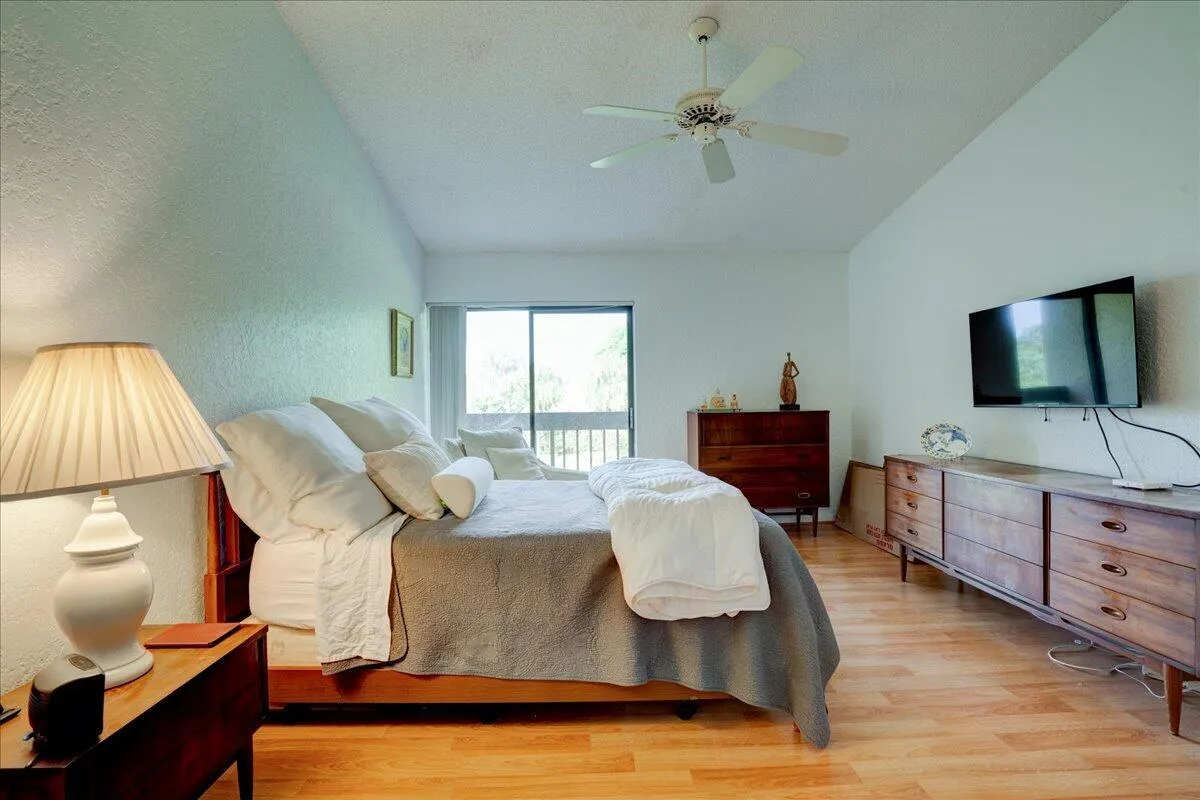 5121 Oak Hill Lane, #423