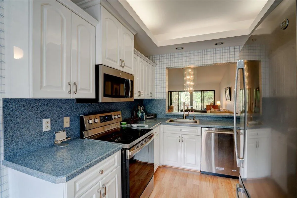5121 Oak Hill Lane, #423