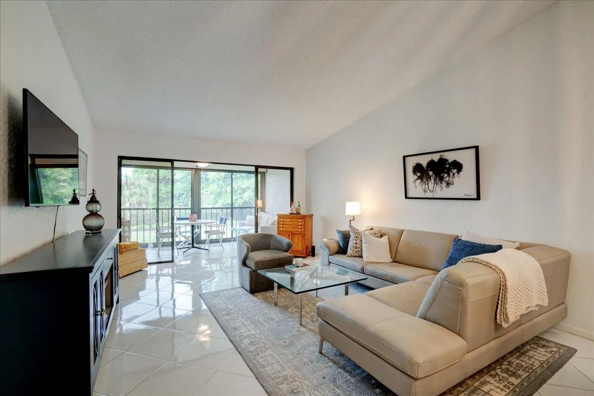 5121 Oak Hill Lane, #423