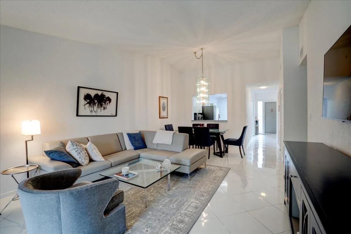 5121 Oak Hill Lane, #423