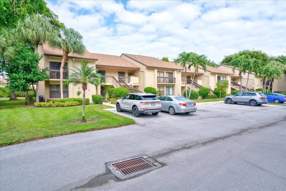5121 Oak Hill Lane, #423