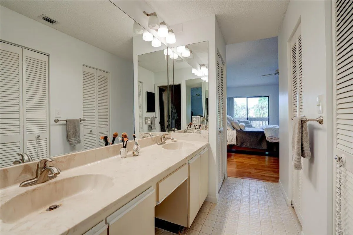 5121 Oak Hill Lane, #423