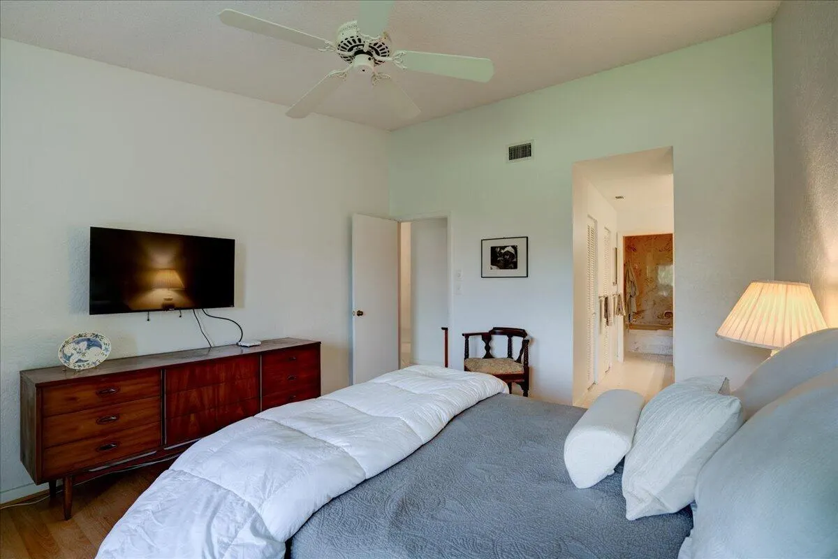 5121 Oak Hill Lane, #423