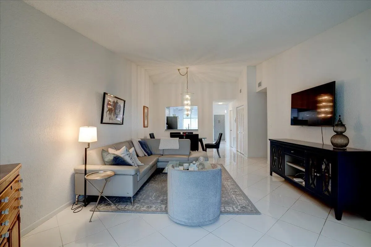 5121 Oak Hill Lane, #423