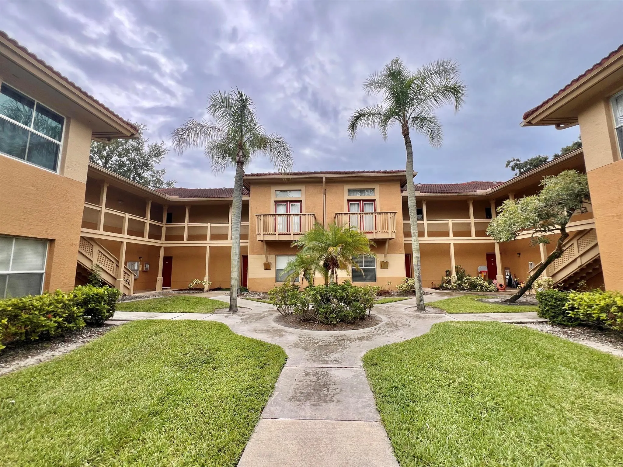 4863 Via Palm Lakes, #805