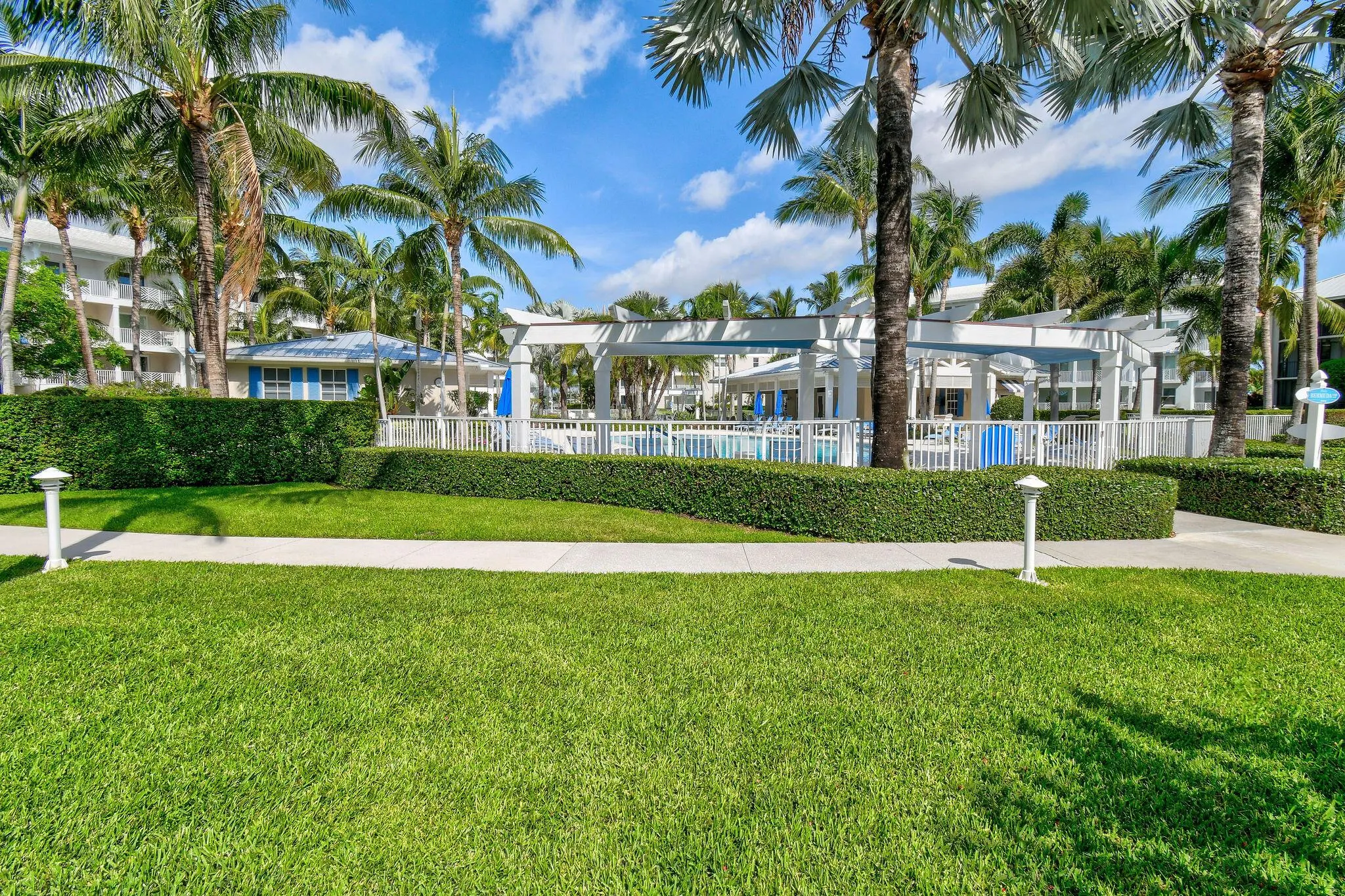 915 Bay Colony Drive S