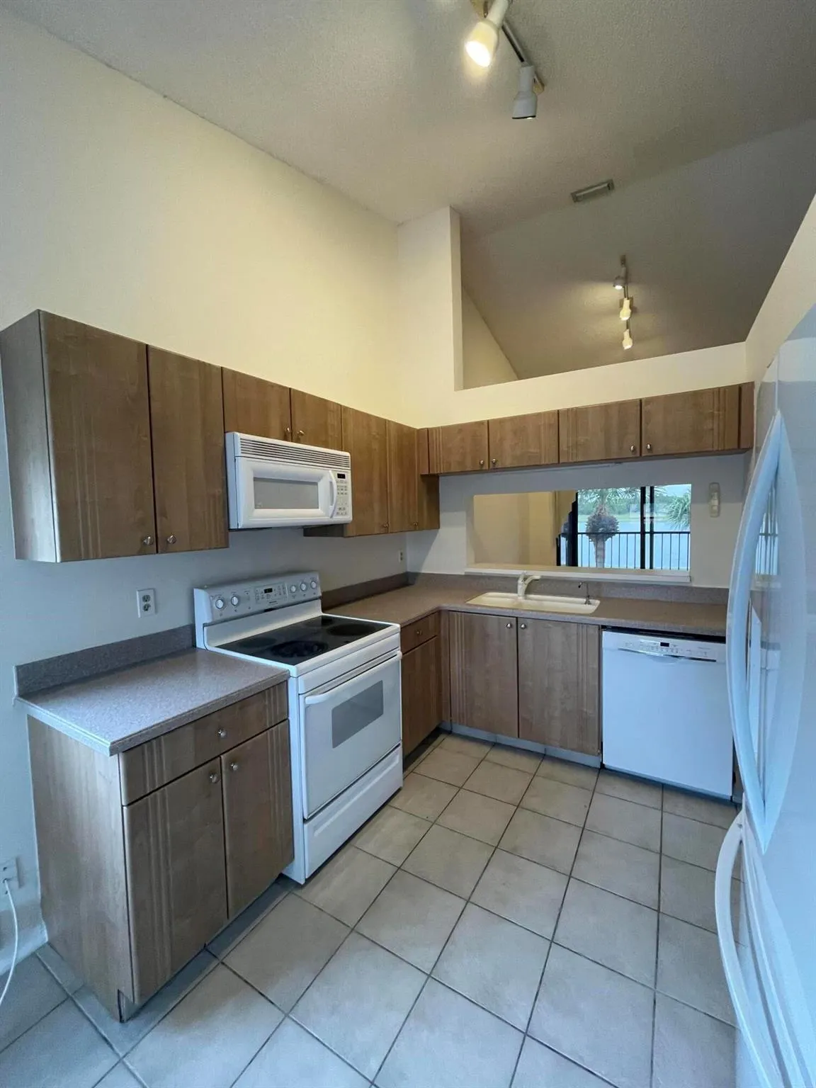 10910 Lakemore Lane, #201