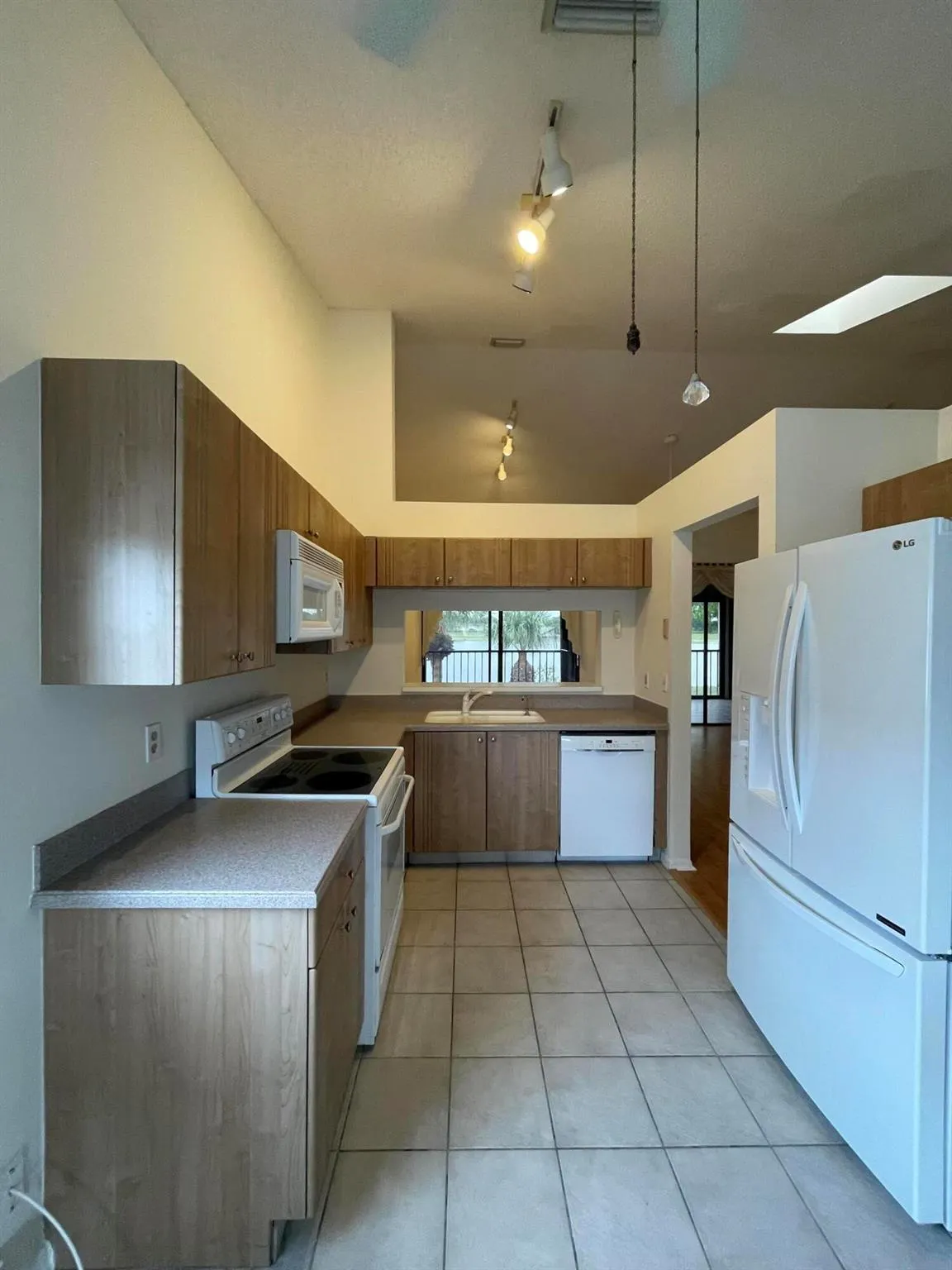 10910 Lakemore Lane, #201