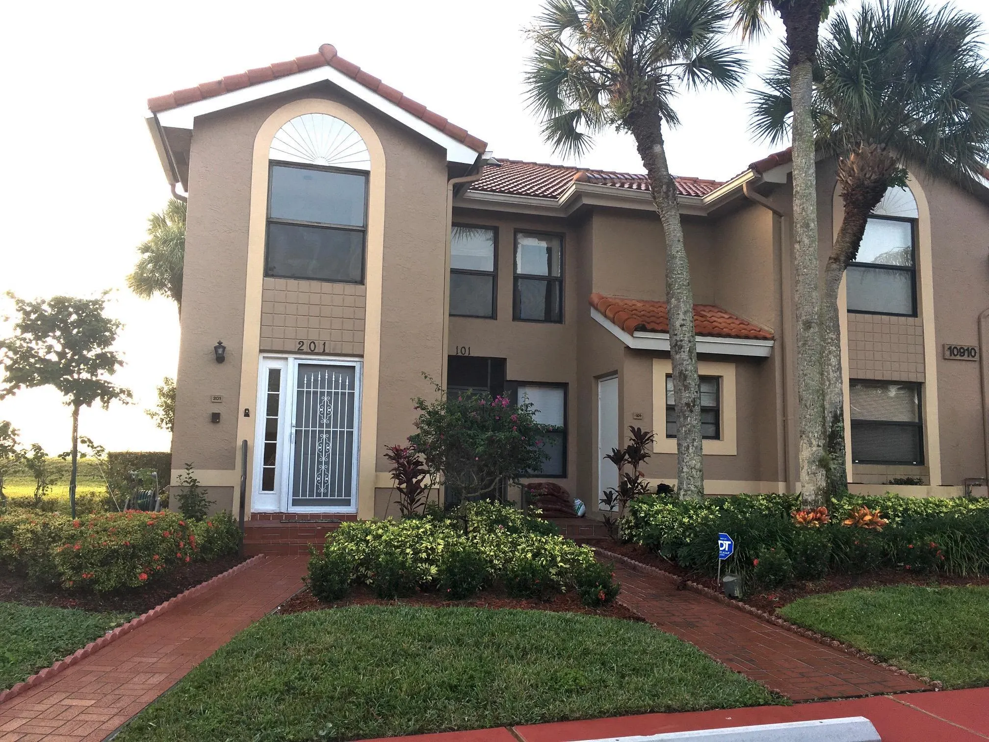 10910 Lakemore Lane, #201