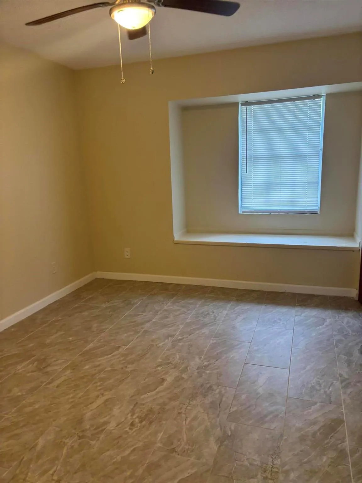 319 NE Camelot Drive