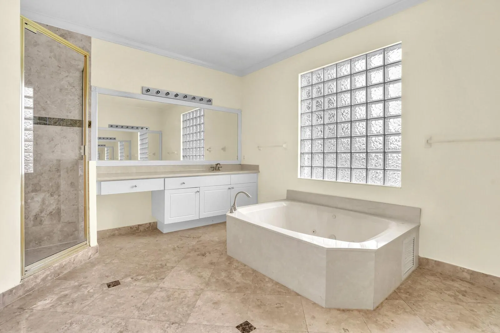 1324 Beacon Circle