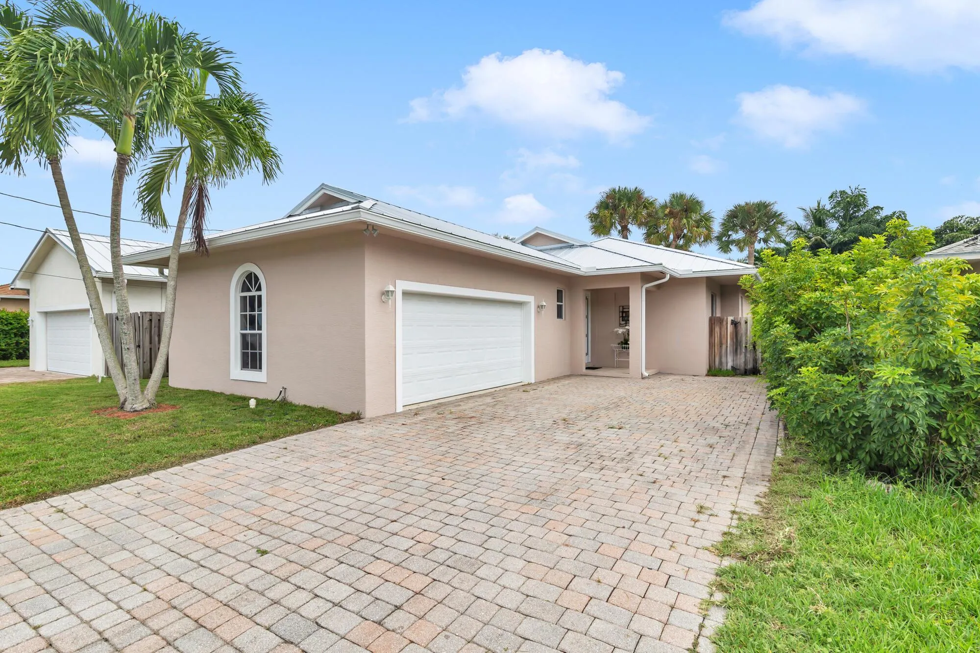 17684 Cinquez Park Road W